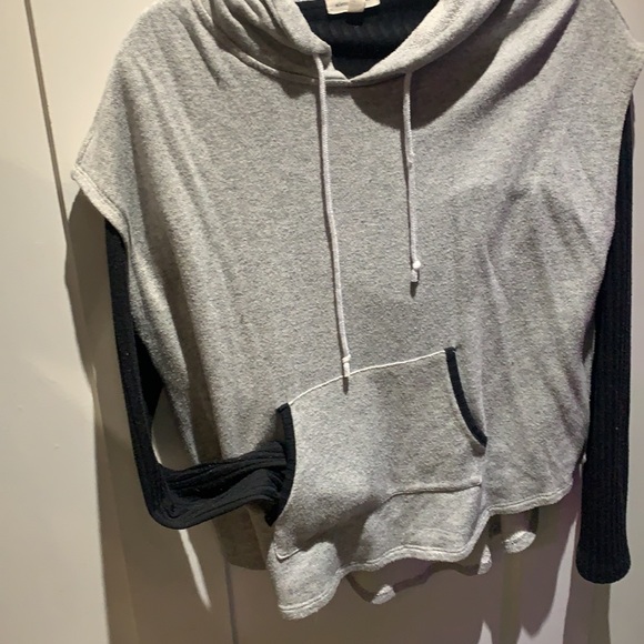 Black and grey urban outfitter sweater medium fits small - Picture 4 of 5